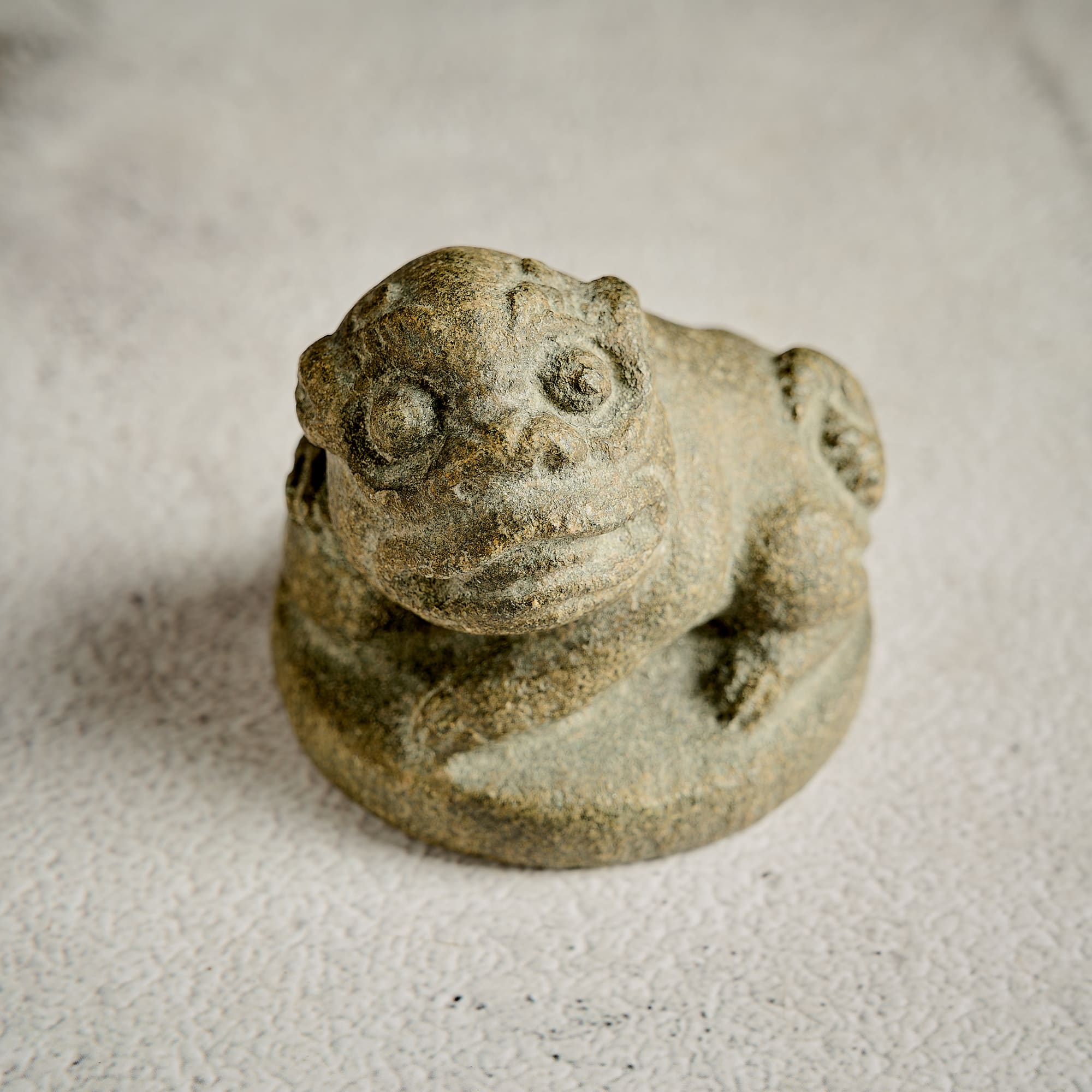 青斗石幼獅紙鎮・角度 2